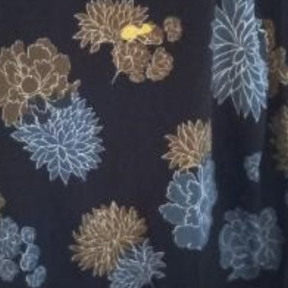 Bell sleeves black floral top - Picture 4 of 7